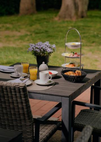 a picnic table with food and drinks on it at Steigenberger Hotel Treudelberg Hamburg in Hamburg