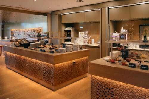 a store with a counter with food on display at Steigenberger Hotel Treudelberg Hamburg in Hamburg