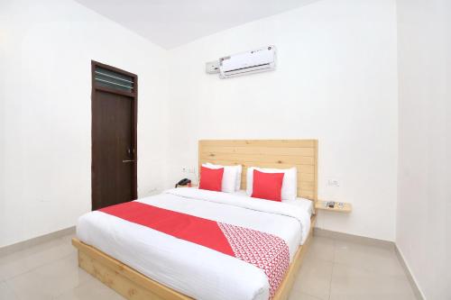 Katil atau katil-katil dalam bilik di Hotel O Chandigarh