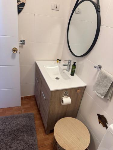 a bathroom with a sink and a mirror at Ferien Und Erholungshaus in Mogán