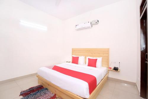 Katil atau katil-katil dalam bilik di Hotel O Chandigarh