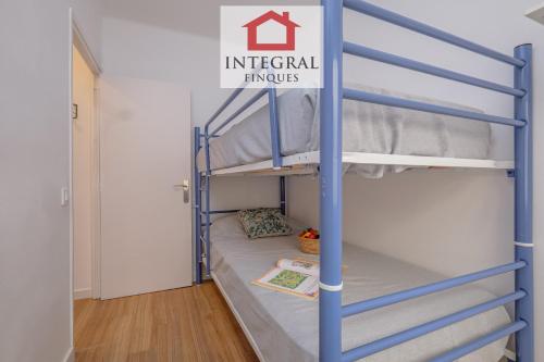 a bunk bed in a small room with a sign at El Refugi de Mar in Palamós