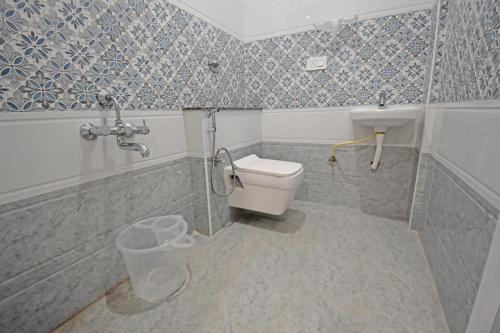 a bathroom with a toilet and a sink at Cannan Residency in Pūrnānkuppam