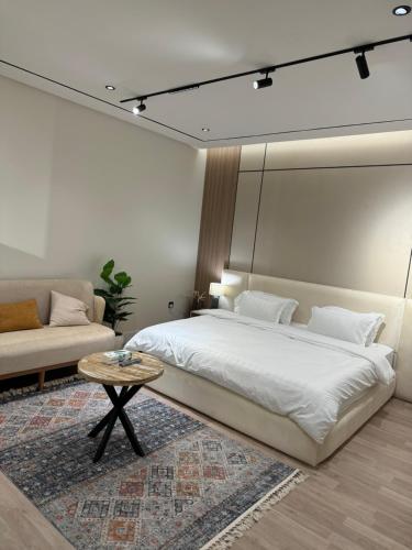 Ένα ή περισσότερα κρεβάτια σε δωμάτιο στο Cozy & Luxurious stay in Al KHO!