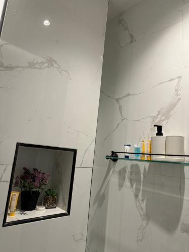 Ένα μπάνιο στο Cozy & Luxurious stay in Al KHO!