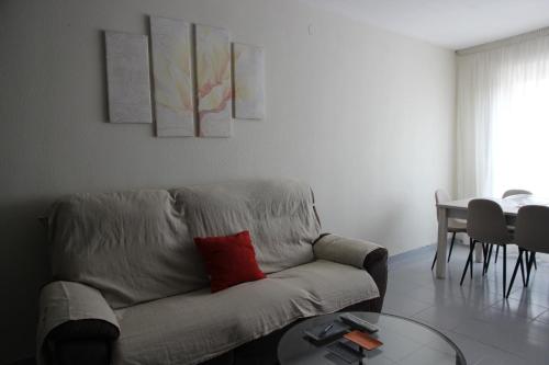 a living room with a couch and a table at Rinconcito en Benicásim pueblo in Benicàssim