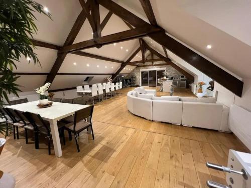 CercierVilla spacieuse avec piscine près de Genève的客厅里有一张桌子和一张沙发