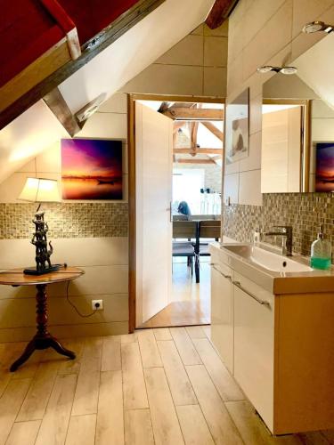 une cuisine avec un évier et une table à l'intérieur dans l'établissement Villa spacieuse avec piscine près de Genève, à Cercier