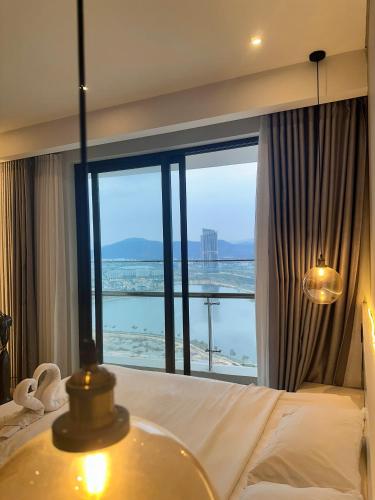 Una cama o camas en una habitación de Comzy Homestay by Citadines Residence Ha Long