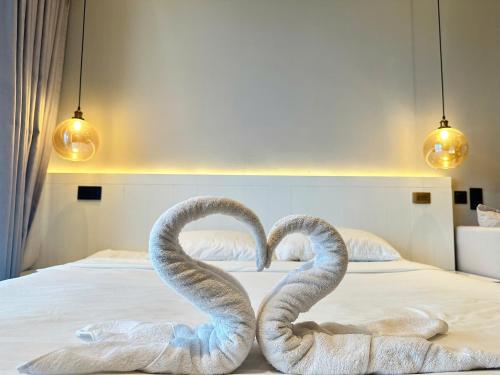 Una cama o camas en una habitación de Comzy Homestay by Citadines Residence Ha Long