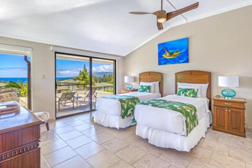 Un dormitorio con dos camas y un balcón. en KBM Resorts Spacious 4-Bedroom Kapalua Golf Collection Multi Unit Listing Golf Course Views 2 Free Rental Cars KGV-24P7P2, en Kapalua