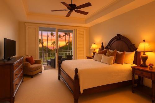 1 dormitorio con 1 cama y balcón con palmeras en KBM Resorts 4-Bedroom Islands at Mauna Lani Collection Multi-Unit Listing Steps from One Another Garden Views 2 Free Rental Cars IML-D3E4, en Waikoloa