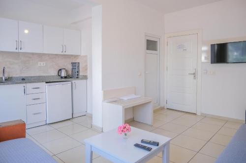 Η κουζίνα ή μικρή κουζίνα στο Cemal Bey Apart Otel