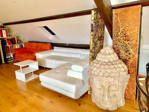 CercierVilla spacieuse avec piscine près de Genève的客厅里有一张沙发和一张桌子。