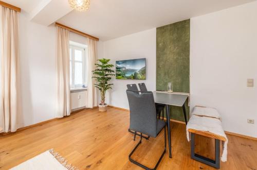 a room with a desk and a table with chairs at HOAMAT fürs HERZ, Das kleine Herz in Gröbming
