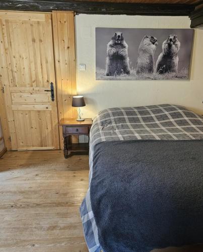 - une chambre avec un lit et une photo de chiens dans l'établissement Domaine du Petit Dorsbach, à Soultzbach-les-Bains