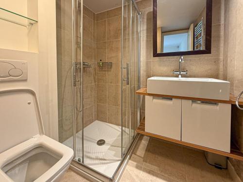 une salle de bain avec une douche, un lavabo et des toilettes dans l'établissement Sublime villa with sea view in Cap d'Antibes, 500 m from the beach, à Antibes