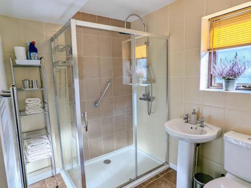 un baño con ducha y lavabo en Hay Fields, en Maidstone