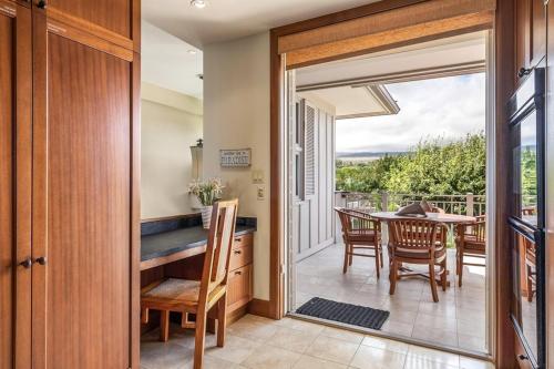 TV a/nebo společenská místnost v ubytování 3BD Ka'Ulu Villa (131C) at Hualalai Resort