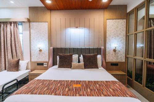 Postel nebo postele na pokoji v ubytování Chokar Dhani Resort
