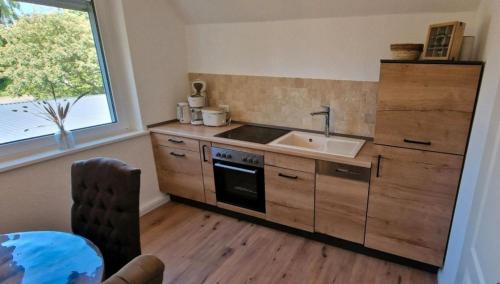 Dapur atau dapur kecil di Fewo Großenbrode mit 3 Schlafzimmern