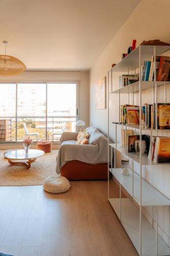 - un salon avec un lit et une étagère dans l'établissement Ô Bellevue -T3 Standing - Centre ville - Climatisation, à Toulouse