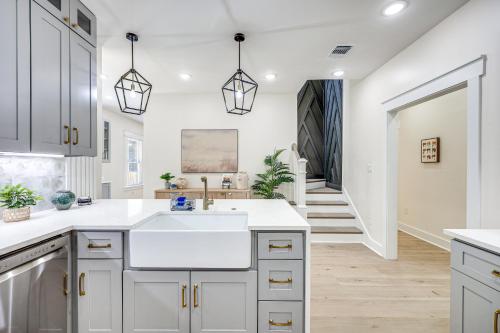 una cocina con armarios blancos, un lavabo y una escalera en 2 Blocks from Riverwalk 1 Mile to SA Downtown, en San Antonio