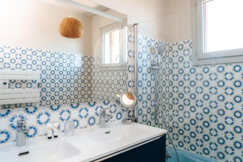 une salle de bain avec un lavabo et une douche dans l'établissement Ô Bellevue -T3 Standing - Centre ville - Climatisation, à Toulouse