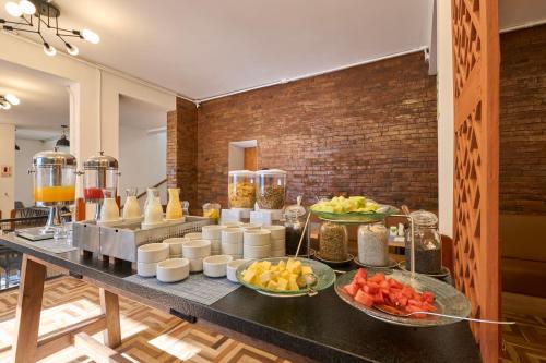 een buffet van eten op een tafel met fruitschalen bij Centro by Casa Andina Cusco Saphi in Cuzco