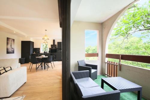 un salon et une salle à manger avec une fenêtre cintrée dans l'établissement Appartement Toulouse-Moderne-Luxury, à Castanet-Tolosan