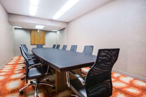 a conference room with a large table and chairs at Red Lion Hotel Gillette in Gillette
