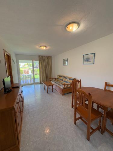 a living room with a couch and a table at APCOSTAS - Complejo Al Andalus in Alcossebre