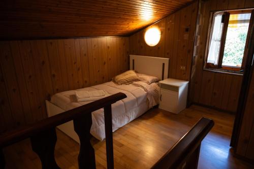 a small bedroom with a bed in a cabin at Casa Orfea in Stresa