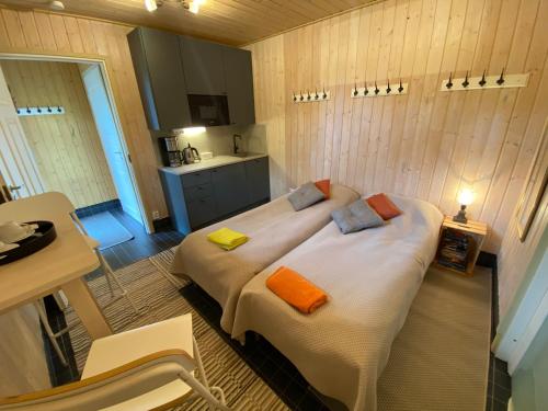 een kleine kamer met 2 bedden en een keuken bij Pollin Piha in Töfsala