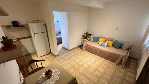 Mały pokój z łóżkiem i lodówką w obiekcie Confortable Apartamento Excelente Ubicación w mieście Bañado Sur