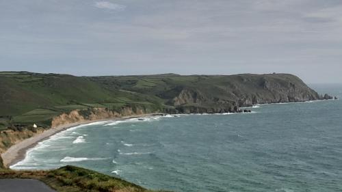 a view of the ocean and a beach at Ecrin de tranquillité - Centre Village in Barneville-Carteret