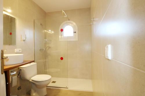 Koupelna v ubytování Villa LAS MARINAS - 3, con piscina privada y a 5 minutos de la playa