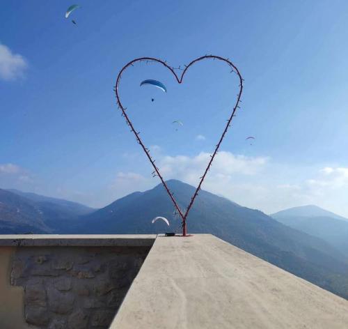 Ein allgemeiner Bergblick oder ein Berglick von des Bed & Breakfasts aus