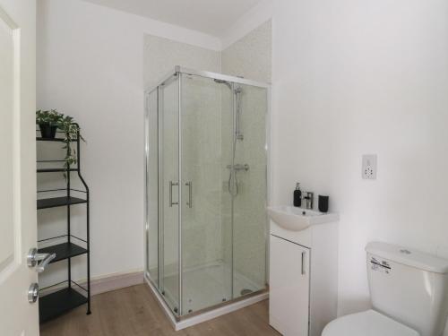 une salle de bains avec douche, toilettes et lavabo dans l'établissement Bathach Mor, à Oban