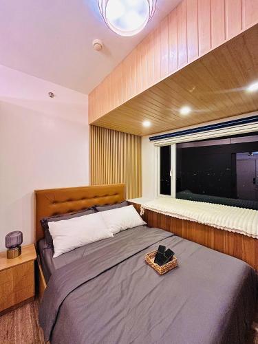 Ένα ή περισσότερα κρεβάτια σε δωμάτιο στο SolAzur Staycation SMDC South Residences Las Piñas with 100MBPS Wifi &NETFLIX &BAR STATION &CITY LIGHTS VIEW