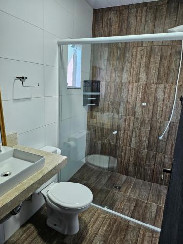 Un baño con ducha, inodoro y lavabo. en Casa na Enseada da Pinheira, en Palhoça