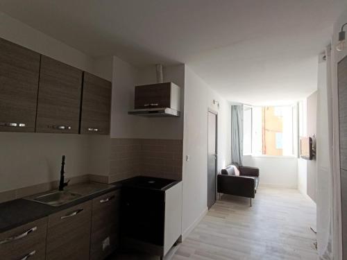 une cuisine avec un évier et un plan de travail dans l'établissement Confortable 2 chambres au cœur du Var, à Cabasse