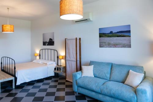 a living room with a couch and a bed at AGRITURISMO 8e28 CAPALBIO in Nunziatella