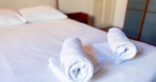 - deux serviettes assises sur un lit blanc dans l'établissement AC - Hypercenter - Quiet with a view!, à Avignon