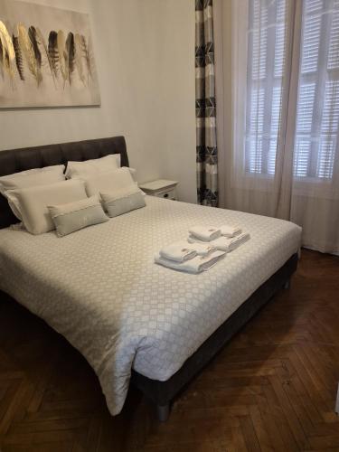 une chambre avec un lit avec deux serviettes dessus dans l'établissement Appartement Bellarosa, à Cannes
