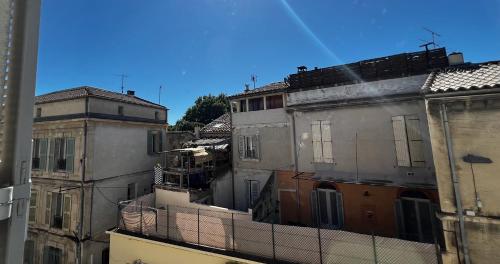 - une vue sur certains bâtiments d'une ville dans l'établissement AC - Hypercenter - Quiet with a view!, à Avignon