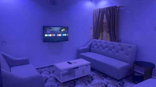 Una televisión o centro de entretenimiento en 2-Bedroom Apt Short let in Benin City-Hosted by Tomla Built in 2025