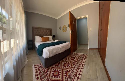Katil atau katil-katil dalam bilik di Spacious Entire House in Menlyn, Sleeps 8, Ideal for Groups