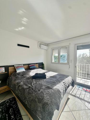 une chambre avec un grand lit et une fenêtre dans l'établissement Duplex 6 personnes 140m2, à Perpignan