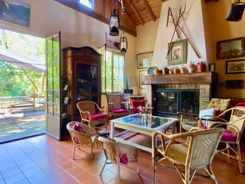 un salon avec une table et des chaises et une cheminée dans l'établissement Maison de vacances de famille sous les pins, à Gujan-Mestras